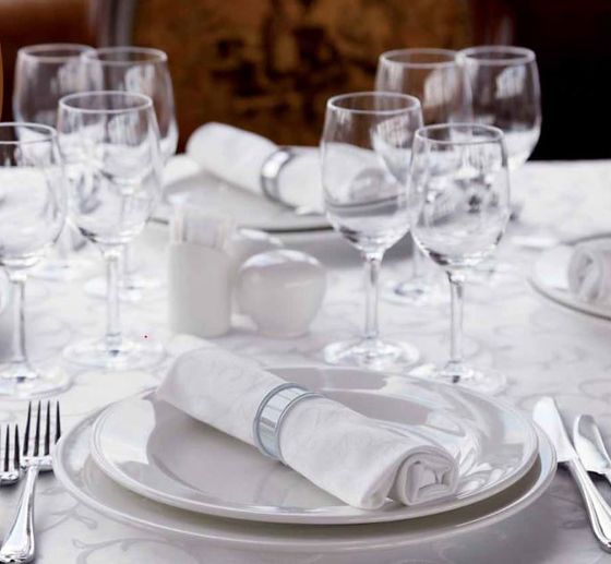 Weiße Tischdecken haben Stil