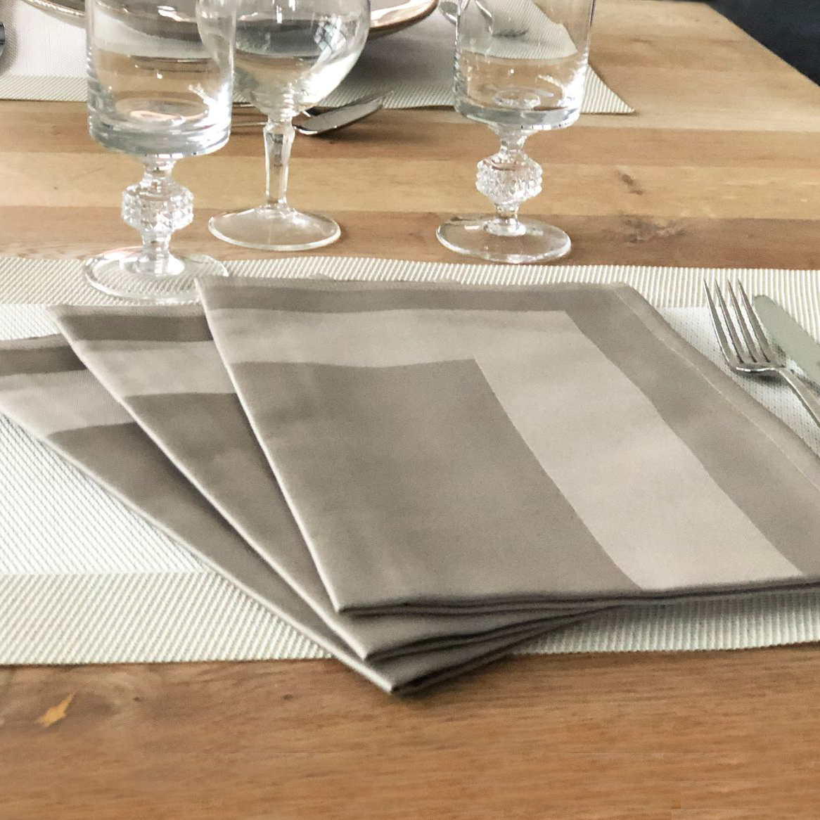 Stoffserviette Padua taupe helbraun mit Atlasstreifen