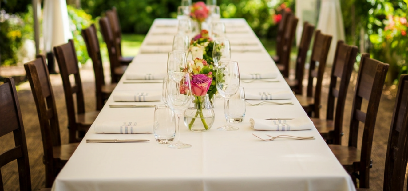 Elegant: Tischdecke in weiß auf einer langen Tafel