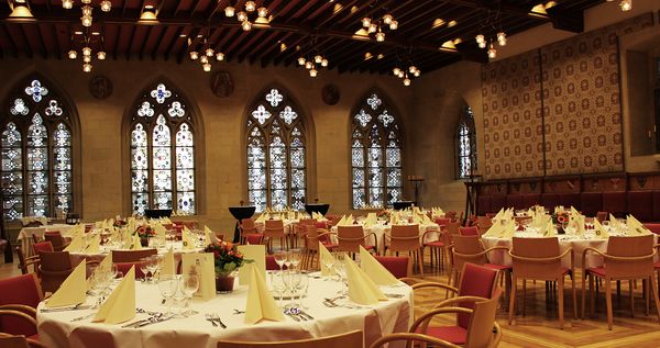 Weiße runde Tischdecken von Libusch im Rathausfestsaal in Münster