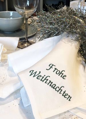 Nicht nur zu Weihnachten: Damast-Tischdecken strahlen Eleganz aus